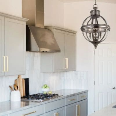 Lustre médiéval dans une cuisine (Modèle Adams de Feiss, comme le premier modèle présenté)