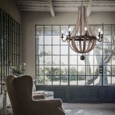 Lustre médiéval marron dans un salon (Modèle Millennium, Ideal Lux)